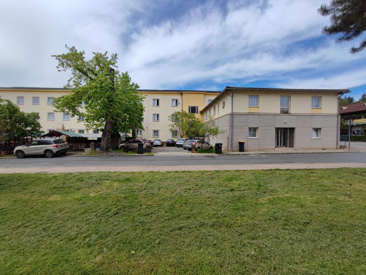 Hotel Beke Sziget Komló Kültér fotó